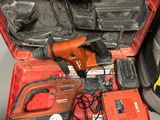 une boîte à outils rouge avec des outils sur le sol