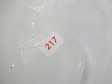 des toilettes blanches sur lesquelles est collé un autocollant rouge