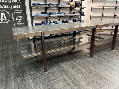 une longue table sur laquelle sont disposés de nombreux objets