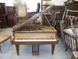 un piano à queue trônant dans une pièce remplie de meubles
