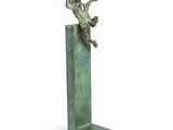 statue d'un oiseau posée sur un socle, sur fond blanc