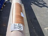 un gros tuyau posé sur le bord de la route
