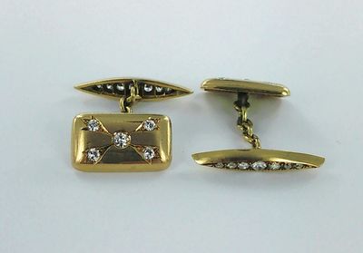 deux paires de boutons de manchette en or et diamants sur un fond blanc
