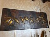 une plaque métallique sur laquelle figure l'image d'un groupe d'animaux