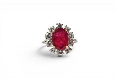 BAGUE fleur en or blanc 750 millièmes griffée d'un important…