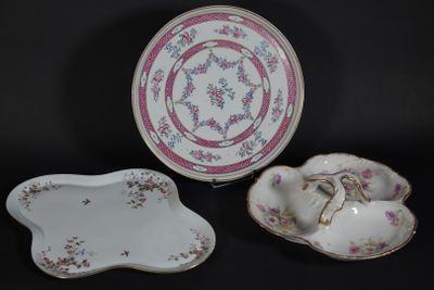 LOT de 3 PLATS en porcelaine dont un serviteur à trois compa…