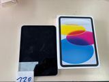 une boîte sur laquelle est posé un téléphone, posée sur une table