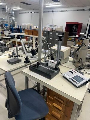 une image représentant un laboratoire rempli de matériel