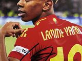 photo dédicacée d'un footballeur portant un maillot rouge et jaune