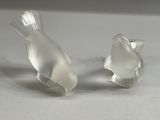 deux oiseaux en verre posés sur une table