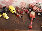 un grand nombre de voitures et de camions jouets sur une table