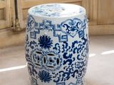 un tabouret bleu et blanc posé devant une fenêtre