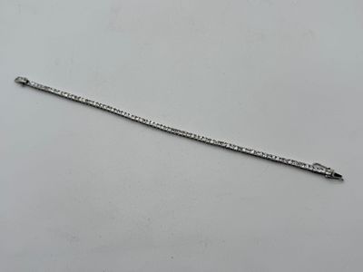Un bracelet rivière en argent 925 °/°° serti de pierres blan…