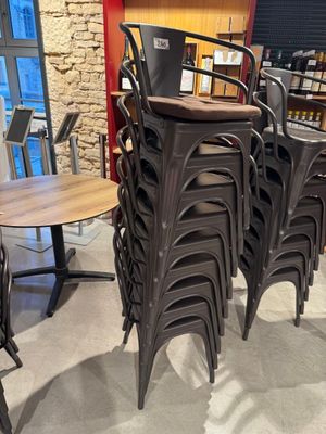 de nombreuses chaises et tables dans une pièce aux murs en briques