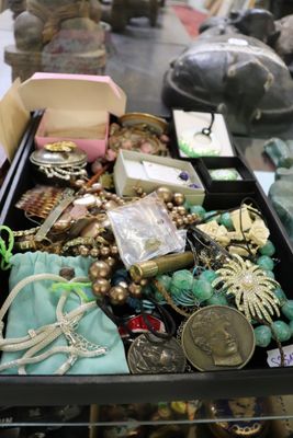 un plateau de bijoux posé sur une table dans un magasin