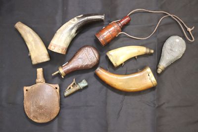 un grand nombre d'objets différents sur une table