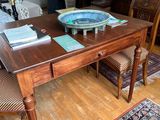 une table en bois sur laquelle est posé un bol, dans un salon
