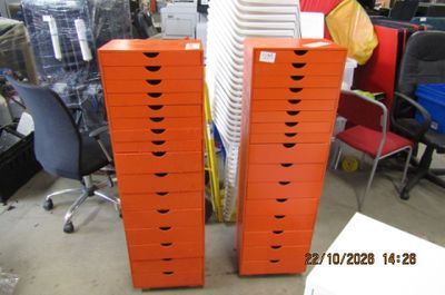 de nombreuses piles de cartons orange empilés les uns sur les autres