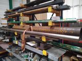 une machine qui travaille sur une pièce de métal