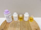 trois flacons de lotion posés sur une planche à découper