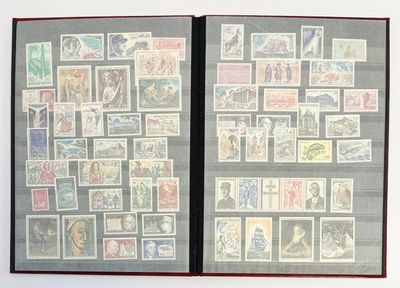 beaucoup de timbres sur les pages d'un livre