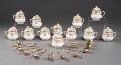 beaucoup de théières et de cuillères en forme de cercle