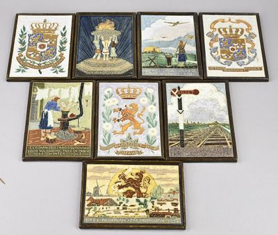 plusieurs tableaux encadrés représentant différents types d'œuvres d'art accrochés au mur