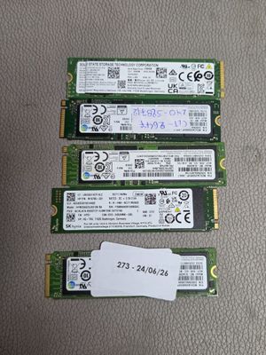 trois barrettes de mémoire RAM sont posées les unes à côté des autres sur un tapis