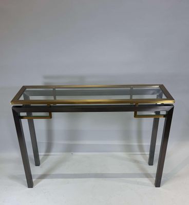 une console en verre et en laiton