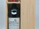 une bouteille de vin rouge dans un coffret en bois