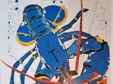 peinture représentant un homard bleu sur fond blanc, avec un bâton rouge