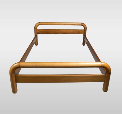 un lit avec un cadre et un pied de lit en bois