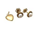 un gros plan sur une paire de boucles d'oreilles ornées de perles