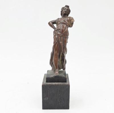 une image représentant une statue en bronze d'une femme posée sur un socle en marbre