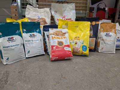 FORT ENSEMBLE D'ALIMENTATION POUR CHAT (environ 60 KG)  DONT CROQUETTE - Photo 1