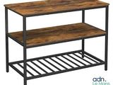 une table en bois surmontée de deux étagères