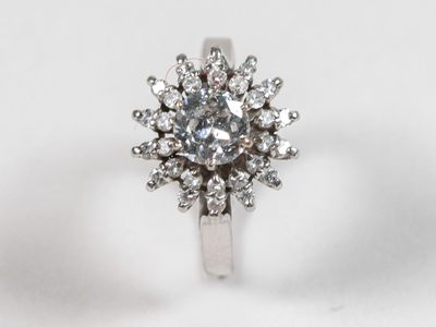 gros plan d'une bague en diamant sur une surface blanche
