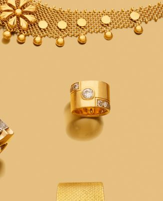 un assortiment de bijoux en or, notamment des bagues, des bracelets et des bagues