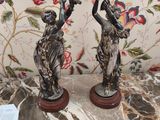 deux figurines posées sur une table en marbre