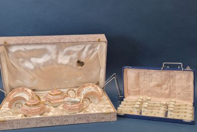 deux bijoux dans un écrin posé sur une table