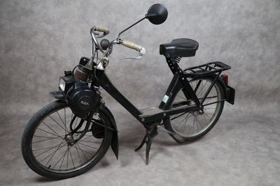 un vélo noir avec un panier à l'arrière