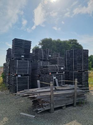 un gros tas de palettes en bois posé par terre
