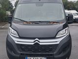 l'avant d'une camionnette noire garée sur un parking