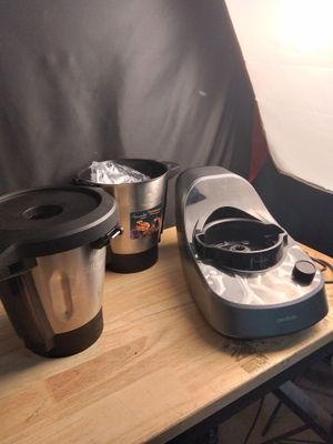 deux tasses à café posées sur une table à côté d'une cafetière