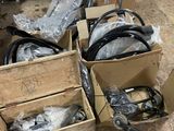 Plusieurs cartons contenant du matériel électrique de toutes sortes sont posés par terre.