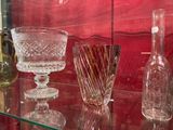 de nombreux vases en verre exposés dans une vitrine