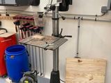 une photo d'une perceuse à colonne dans un atelier