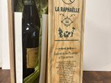 une boîte en bois avec une bouteille de vin à l'intérieur