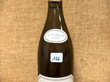 une bouteille de vin posée sur une table