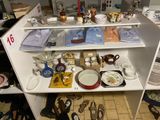 une étagère blanche sur laquelle sont posés de nombreux objets